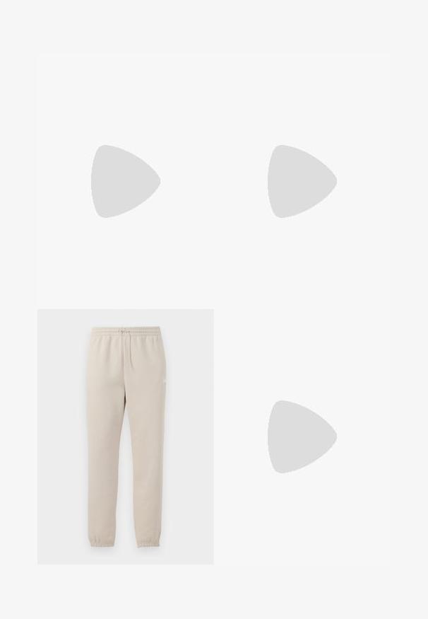 Camiseta de algodão branca com decote redondo, mangas curtas e um retângulo de logótipo azul-marinho no lado esquerdo do peito.; Calças de moletom em bege claro, feitas de um tecido suave, com uma cintura elástica, cordão ajustável e punhos ajustados nos tornozelos.; Sapato de corrida preto com uma combinação de malha e materiais sintéticos, sola robusta, design curvado e uma marca de destaque na lateral.; Óculos de sol com uma armação cinza translúcida, lentes com tonalidade e design angular. Apresenta um suporte nasal distinto e hastes em cinza escuro texturizado.