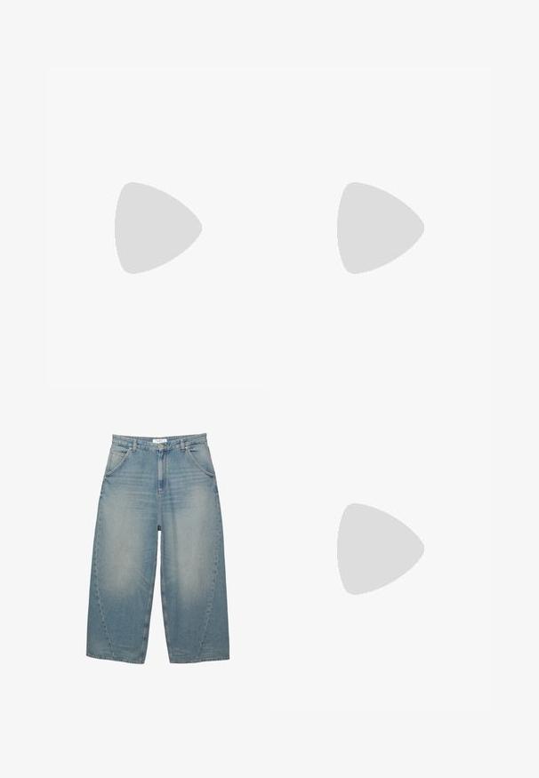 Polo cu mânecă scurtă din tricot bej texturat, având un guler și o margine albă. Purtați cu pantaloni scurți de culoare verde măsliniu.; PULL&BEAR MEGA BAGGY - Blugi loose fit - stone blue denim; Adidași albi cu dungi cărămizii, din piele texturată și plasă, asortați cu blugi bleu, largi. Talpă din cauciuc moale, stil casual.; Ochelari de soare albi cu rame rotunde și lentile închise la culoare. Prezintă o textură plastică netedă și un logo mic pe bradă.