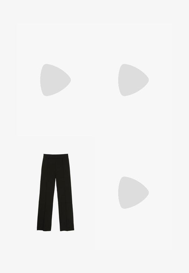 navyblaues Kurzarmoberteil mit weißen Akzenten an den Schultern. Aus weichem Stoff gefertigt und mit einem lockeren Schnitt sowie einem runden Halsausschnitt.; Schwarze weit geschnittene Hosen aus glattem Stoff, ausgestattet mit einem taillierten Bund und dezenten vorderen Falten für zusätzliche Struktur.; Schwarze Lackleder-Sandalen mit hohen Absätzen, zwei Riemen mit Schnallen, quadratischer Zehenpartie und klobigem Blockabsatz, mit einer glatten, glänzenden Textur.; Schwarze Lederhandtasche mit geschwungener Form, abnehmbarem Tragegurt und goldenen Beschlägen. Die Tasche verfügt über einen Deckel mit einer Schnallen-Details.