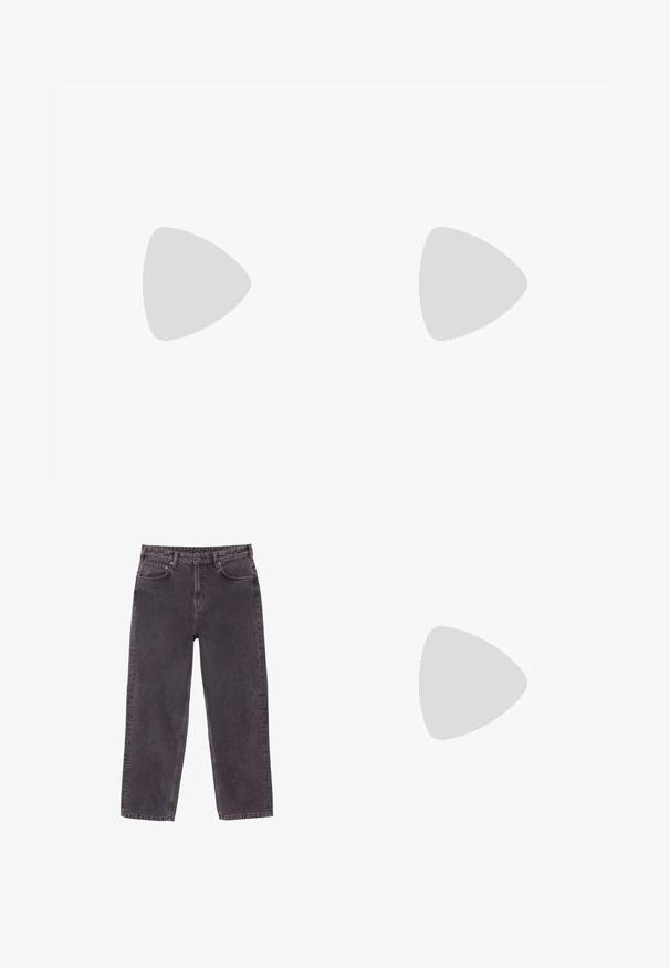 Witte katoenen T-shirt met kleurrijke graphics, waaronder een leeuw, schilden en tekst. Losse pasvorm met korte mouwen. Accenten in rood en blauw.; Grijze denim jeans met een rechte pasvorm, vijf zakken en messing knoopsluitingen. Kenmerken een middelmatige wassing met subtiele vervaging en stikseldetails.; Witte sneakers met een gladleren bovenkant en een ronde neus. Voorzien van een tan suède hakkap, vlakke veters en een witte rubberen zool.; Zwarte zonnebril met een rechthoekige vorm, donkere lenzen, zilveren accenten bij de slapen en een matte afwerking op het montuur.