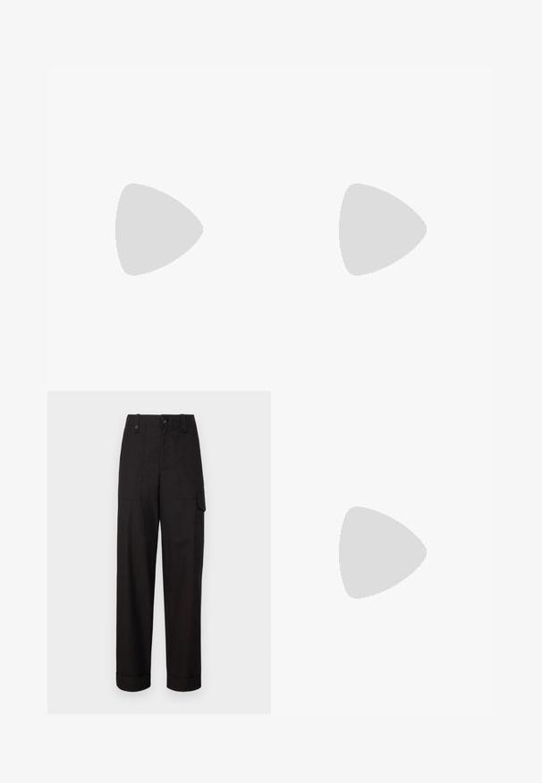 Top maro fără mâneci cu un design drapat, un side strâns cu o curea texturată și detalii cu cataramă ajustabilă. Finisaj din material neted.; Pantaloni cargo negri din bumbac, cu o croială dreaptă, fiind dotati cu două buzunare laterale și mansete răsucite. Închidere cu buton și fermoar în față.; Mule-uri negre din piele cu toc înalt, cu vârf deschis, design ascuțit, textură fină și toc subțire stiletto.; Geantă de mână din piele neagră, cu o formă rectangulară, textură netedă și un mânere scurt. Dispune de un sistem de închidere cu cataramă metalică.