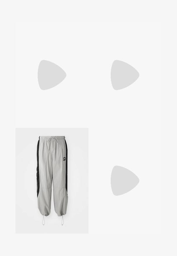 Svart bomulls T-skjorte med et grafisk motiv av en bølge med blå og rosa detaljer og en hvit Nike-logo i midten. Korte ermer, rund hals.; Lys grå bukser med sorte sidepaneler, elastisk liv med snor, og elastiske mansjetter. Laget av lett materiale, med et logo-merke.; Hvite og lysegrønne Nike-sneakers med teksturert overdel, synlig snøring og en svart segmentert såle, med reflekterende detaljer.; Sølvkjede med to lagdelte kjeder; har et rektangulært anheng med en jevn overflate, som viser en polert metallfinish.