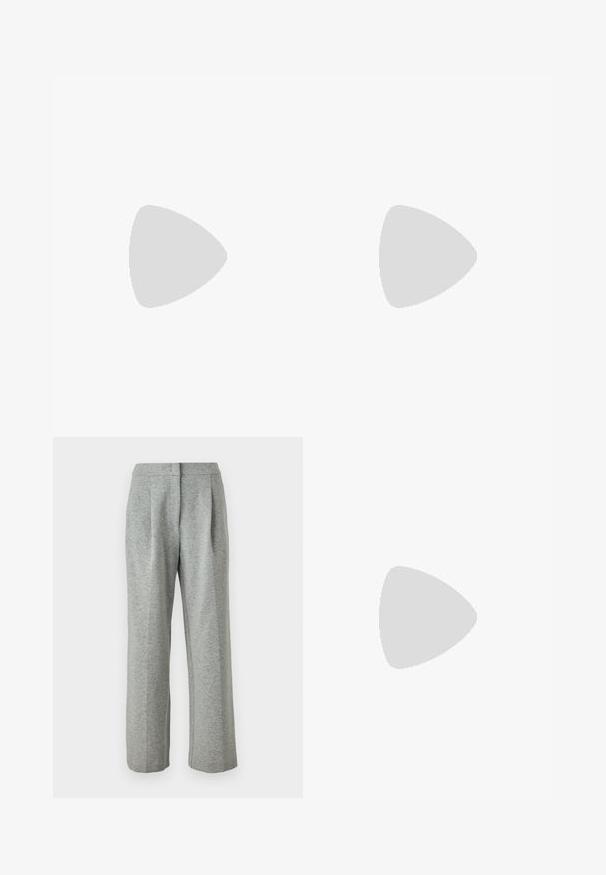 Langarmshirt in Schwarz-Weiß-Streifen mit einem abgerundeten grünen Ausschnitt. Weicher Stoff mit regulärer Passform und geradem Saum.; Graue, hochgeschnittene Hose aus einem weichen, strukturierten Stoff. verfügt über zwei vordere Falten und ein gerades Bein-Design, mit einem Knopfverschluss.; Braune offene Absatzmules mit glatter, matter Oberfläche, die ein geschwungenes Design und einen transparenten, verjüngten Absatz aufweisen.; Braune Leder-Clutch mit silbernem Kugelverschluss und einem kleinen silbernen Kettendetail auf weißem Hintergrund.