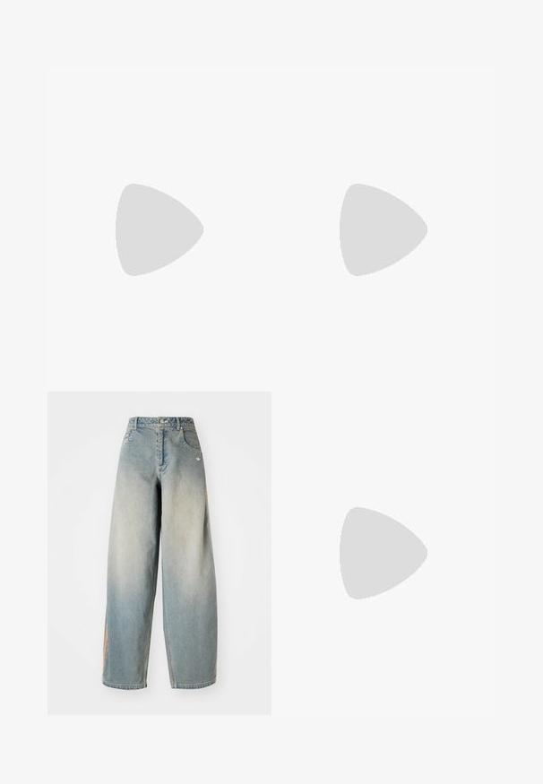 Korte mouwen top in marineblauw met een groen ruitpatroon, voorzien van een V-hals en een textuurstof. Gecombineerd met bijpassende geblokte broek.; Lichtblauwe denim wijde broek met een vervaagde afwerking. Bevat voorzakken, een knoopsluiting en een subtiele logo op de tailleband.; Lichtblauwe suède sneakers met witte drie streepen, rubberen zool en textuur-mesh. Voorzien van een gladde neuskap en branding op de hak.; Bruine vegan leren tas met twee handgrepen, een afneembare schouderriem, zwarte accentstiksels en een klein zwart logo aan de voorkant.