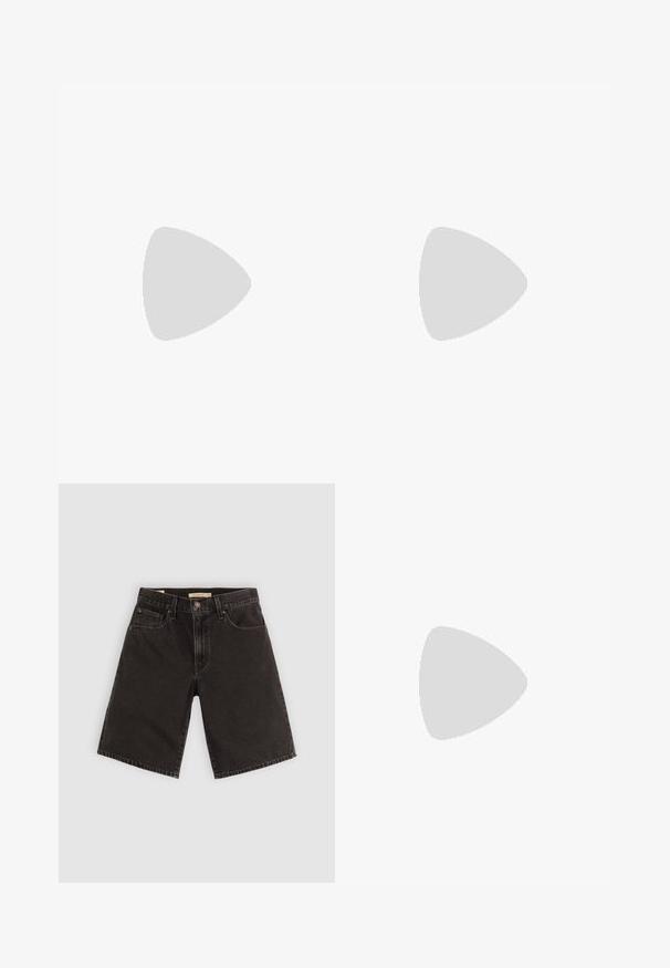 Grijze, korte mouwen top gemaakt van een gestructureerde stof met een hoge hals; heeft een ontspannen pasvorm en subtiele zijsplitsingen aan de zoom.; Zwarte denim shorts met een rechte snit, vijf zakken en metalen hardware, van een gestructureerde stof met een standaard tailleband.; Zwarte flip-flop met een textuur voetbed, ribbelzool en dubbele banden die over de bovenkant kruisen, gemaakt van lichtgewicht, flexibel materiaal.; Rode acetaat zonnebril met een geometrische cat-eye vorm, bruin getinte lenzen en subtiele metalen accenten bij de scharnieren.