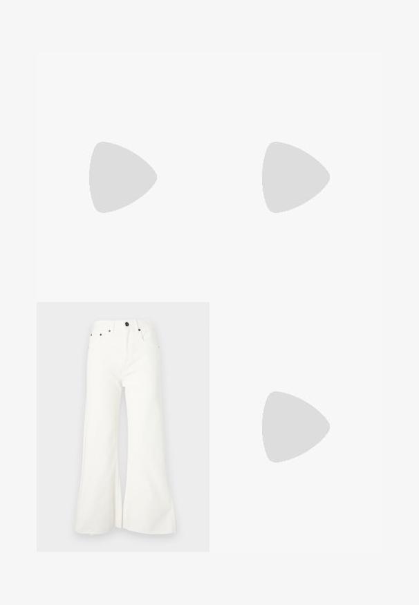 Fehér pamut póló, amelyen színes grafikai illusztráció látható, két stilizált figurával, különféle mintákkal és részletekkel.; Bővülő fehér farmernadrág magas derekú fazonnal, öt zsebbel és nyers szegéllyel. Fém alkatrészekkel és gombos záródással rendelkezik.; Fekete bőr, hátsó pántos, hegyes orrú magassarkú cipők vékony bokapánttal és stiletto sarkukkal. Az orrban csomózott részlet található.; Barna textúrájú bőr keresztbody táska arany lánc pánttal és fedélzárral. Az elején logó részlet és egy zseb található a fedél alatt.