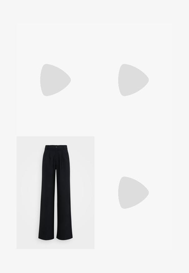 Witte satijnen blouse met een diepe V-hals, kantafwerking, knoopsluiting en lange pofmouwen. Bevat plooien bij de taille voor extra detail.; Zwarte, wijde broek van gladde stof, met een knoopsluiting en subtiele plooien, voorzien van een elastische tailleband voor extra comfort.; Zwarte gepatineerde leren slingback schoenen met een spitse neus, zilveren hardware detail en een lage blokhak. Gladde, glanzende textuur overal.; Witte geweven leren handtas met een gouden handvat, afneembare schouderband en ronde bodem. Voorzien van een ritssluiting aan de bovenkant.; Zilveren druppeloorbellen met een vierkante stud, voorzien van een gladde, gepolijste afwerking en een druppelvorm, die het licht weerspiegelt met een glanzend oppervlak.