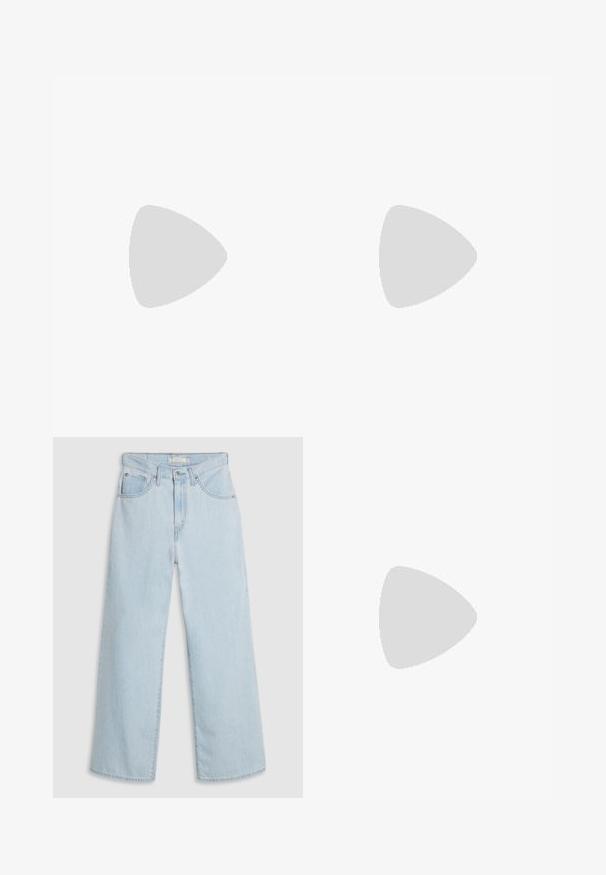 T-shirt en coton noir avec un col rond et des manches courtes. Dispose d'un logo graphique blanc sur la partie supérieure gauche de la poitrine.; Jean large en denim bleu clair à taille haute, avec une fermeture à bouton et zip, deux poches avant et des détails de couture subtils.; Bottes noires en cuir, hautes jusqu'au genou, avec un bout pointu et un talon aiguille haut. Texture lisse et design épuré, avec un minimum de détails.; Ensemble de boucles d'oreilles en argent présentant divers designs : créoles, puces et styles pendants, avec des accents de billes et des éléments pointus.