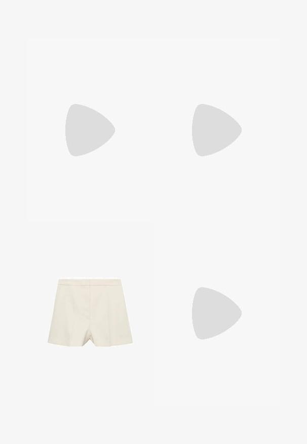 Asymmetrisches cremefarbenes Oberteil mit einem einzigen Träger. Mit schwarz floralem Stickerei auf der Schulter. Glatte Stoffqualität mit taillierter Passform.; Cremfarbene Shorts mit einer maßgeschneiderten Passform, die eine glatte Textur, eine flache Vorderseite und subtile Falten aufweisen. Schlichtes Design ohne Verzierungen.; Schwarze Leder-Sandalen mit flachen Sohlen, breiten Riemen und einem quadratischen Ausschnitt. Texturierte und glatte Oberflächen. ; CHLOÉ Sonnenbrille - black; Schwarze Lederhandtasche mit geflochtenen Tragegriffen, texturiertem Oberflächen, einem Reißverschluss-Frontfach und dekorativen Fransenakzenten. Kompakte und strukturierte Form.