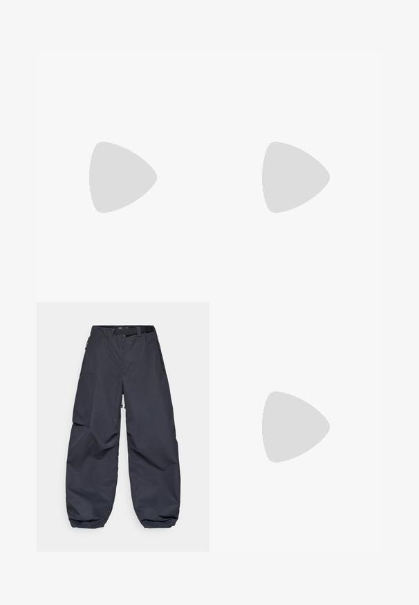 Czarna koszulka kolarska z długim rękawem, z zamkiem z przodu, teksturowanymi panelami na rękawach, odblaskowym logo na piersi oraz zaokrąglonym dołem z tyłu.; Ciemnoszare spodnie cargo wykonane z miękkiego, trwałego materiału. Mają szeroki, luźny krój, wiele kieszeni oraz pasek w talii do regulacji.; Czarne sportowe buty o smukłym designie, z fakturowaną cholewką, szarymi akcentami i masywną podeszwą z niebieskimi wypustkami zapewniającymi przyczepność.; Czarne sportowe okulary przeciwsłoneczne z szarymi soczewkami, zakrzywioną konstrukcją ramy i detalem z logo z boku. Wykonane z lekkiego materiału plastikowego.