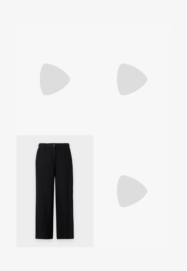 TOM TAILOR BASIC PRINT - Nyomott mintás póló - whisper white; TOM TAILOR CULOTTE - Nadrágok - deep black; Fekete lakk bőr, pántos magassarkú cipő, hegyes orral, lekerekített kivágással és tömbsarkal. Arany színű csat díszíti.; Fekete kézi táska strukturált formával, sima textúrával és fémből készült záródással. Széles fekete nadrággal és nyitott orrú szandállal párosítva, fából készült padlón.