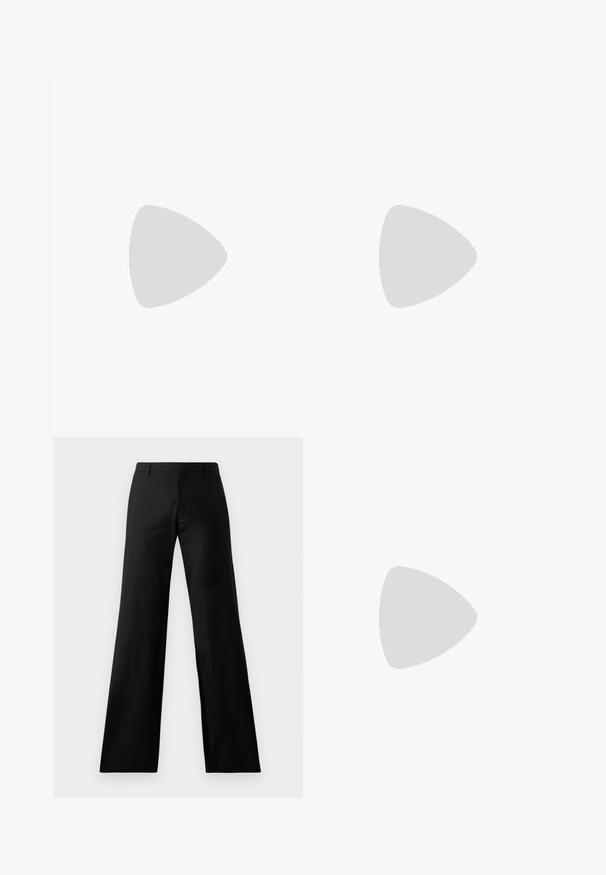 Różowa bawełniana koszulka z krótkim rękawem z czarnym nadrukiem "MESSI", logo adidasa oraz charakterystycznymi detalami na ramionach.; Czarne szerokie spodnie wykonane z gładkiego materiału. Posiadają średnio osadzony pas i fałdy z przodu, co zapewnia dopasowany krój.; Czarne skórzane botki za kostkę z okrągłym noskiem, niewielkim obcasem, zamkiem błyskawicznym po boku i pętlą z tyłu. Gładka tekstura i prosty design.; Brązowa torba typu tote wykonana z zamszu i skóry, z dwiema górnymi rączkami oraz regulowanym paskiem, z czarnym logo na pasku i gładkim wykończeniem.