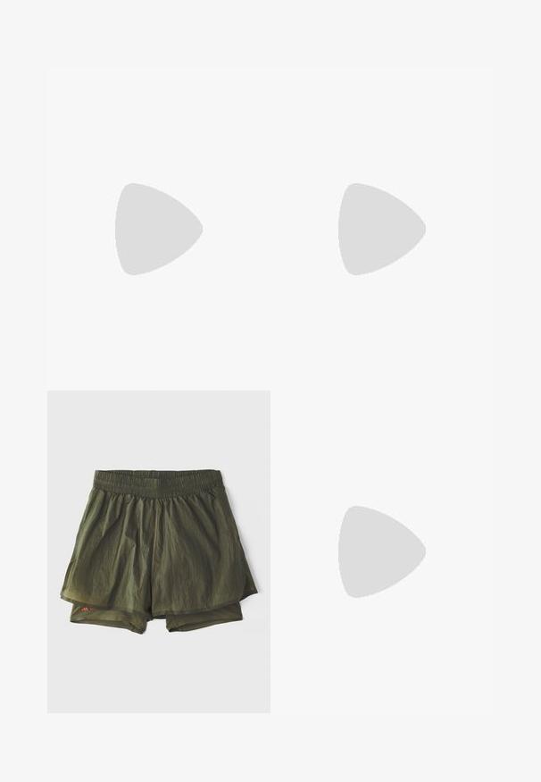 Siva brezrokavna športna majica z okroglim izrezom. Ima majhen črn logotip Adidas na prsih. Narejena iz mehkih, lahkih materialov.; Olivno zeleni atletski kratki hlače z elastičnim pasom, notranjim podlogom in perforiranimi paneli za ventilacijo. Lahka, sproščena zasnova.; Črne športne čevlje z značilnimi tremi belimi črtami, z navpičnim zgornjim delom, elegantnim dizajnom in ukrivljenim podplatom, postavljeni nad belo črto na asfaltu.; Bele sončne očala iz bele plastike z velikimi ovalnimi lečami, v sivem odtenku. Imajo črne ušesne nastavke in majhen logo na okvirju. Gladek zaključek.