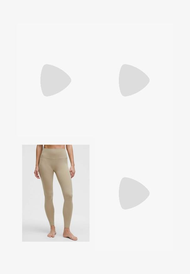 Lange mouw lichtgrijs shirt van een zachte, gestructureerde stof met een ronde hals en een relaxte pasvorm, gecombineerd met donkergroene shorts.; Beige high-waisted legging van rekbaar materiaal, met een gladde textuur en zonder zichtbare patronen of hardware-details.; Witte sportieve schoen met een gestructureerde mesh bovenkant, reflecterende accenten en een gevoerde zool. Opvallend merklogo aan de zijkant.; Zwarte oversized zonnebril met ovale lenzen, een glad plastic montuur en gouden accenten op de pootjes. Donkere lenzen bieden bescherming tegen de zon.