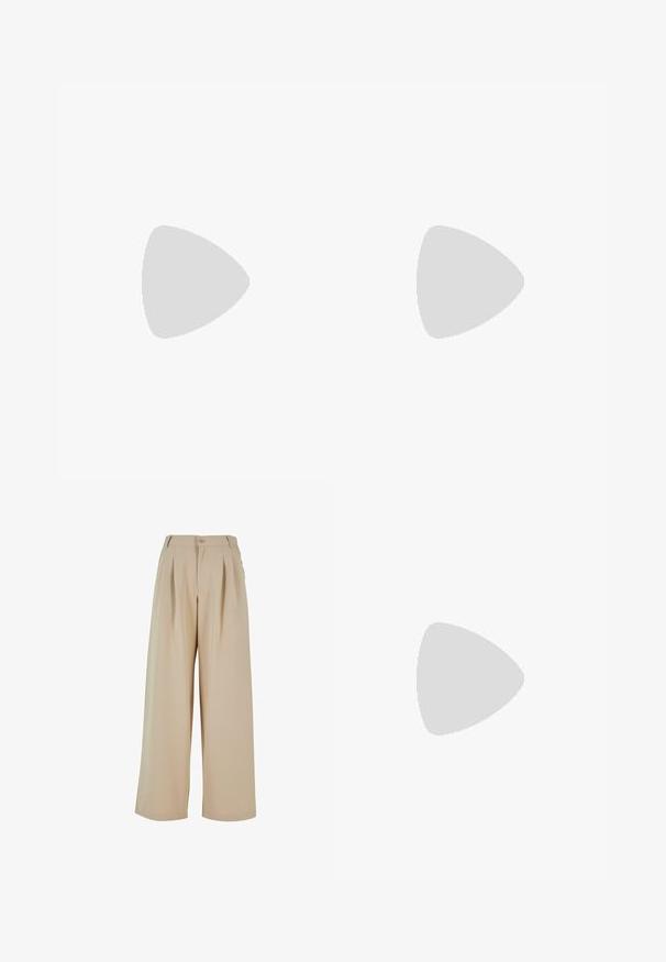 Langsleeve shirt in zwart en rode strepen, ronde halslijn, van katoen, ontspannen pasvorm, met een rechte zoom en zijnaad.; Beige wijde broek met geplooide voorkant, knoopsluiting en een gladde textuur. Kenmerkt zich door een op maat gemaakte tailleband en zijzakken.; Zilveren voetbalschoenen met zwarte strepen en een strakke uitstraling, gecombineerd met gestructureerde grijze en gouden geribbelde sokken en een gestreepte rok.; Bruine lederen handtas met een zachte, textuurachtige vachtachtige buitenkant, slank ontwerp, een korte handgreep en een afneembare schouderriem.