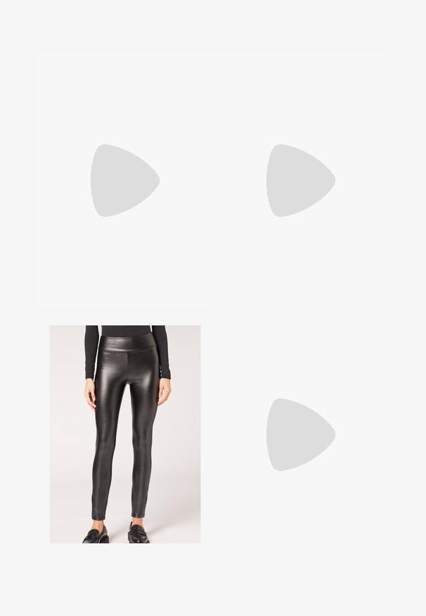 TOM TAILOR DENIM T-Shirt basic - plain red; Schwarze, synthetische Leder-Leggings mit hoher Taille, glatter Textur und figurbetontem Design, das eine elegante Silhouette und minimalistische Details bietet.; Weiße Knöchelstiefel mit glatter Oberfläche, eckiger Zehenpartie und einem Blockabsatz in mittlerer Höhe. Steppnähte betonen das minimalistische Design.; Schwarze Schultertasche mit glatter, matter Oberfläche, gewölbtem Oberdesign, verstellbarem Trageriemen und ohne sichtbare Verschlüsse oder Verzierungen.