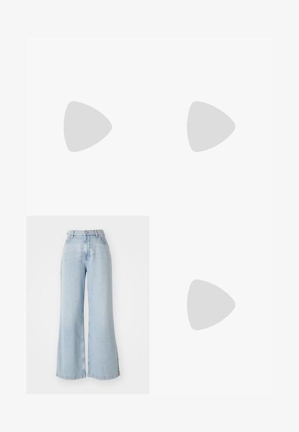 Hvit ribbestrikket utenermed rund halslinning, med en glatt tekstur og sømløse sider, designet for en tettsittende silhuett.; Lys blå vide jeans laget av denim. Har høy midje, frontlukking med knapp og to sidelommer. Slitt tekstur langs kantene.; Knæhøye sorte lærstøvler med firkantet tå og blokkhelt, vist med en modell som sitter iført en olivengrønn kåpe. Glatt tekstur, minimal detaljering.; Sort skinnveske med en glatt tekstur og justerbar stropp, kombinert med falmede vide jeans og atletiske sneakers.