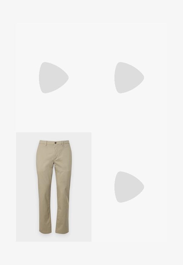 Camisa polo de manga corta en beige claro con tejido texturizado, un cuello clásico y un logo bordado sutil en el pecho.; Pantalones beiges con un diseño de pierna recta, confeccionados en una tela texturizada. Cuentan con un cierre de botón y bolsillos frontales. Bordes y costuras limpios.; Zapato de cuero marrón con detalles perforados, laterales texturizados, suela plana y un lazo decorativo en la parte superior. Diseño clásico con un acabado suave.; Bolsa de lona con asas de cuero marrón y fondo azul marino. Dispone de una correa ajustable y una etiqueta de marca en el lateral.