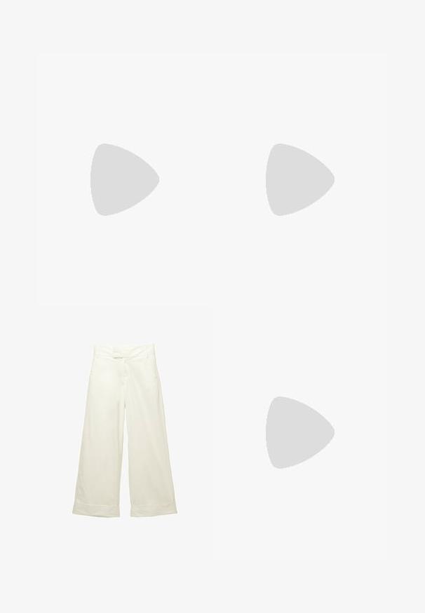 Kremowy bezrękawnik o wysokim kołnierzu i asymetrycznym przednim nakładaniu, wykonany z grubego materiału.; Szerokie spodnie w miękkim, kremowym materiale. Posiadają płaski pas i podwinięte mankiety. Gładka tekstura z czystym, minimalistycznym wzornictwem.; Biała sandał na wysokim obcasie z masywnym słupkiem, z paskowym wzorem i wiązaniem przy kostce. Gładka faktura z platformą z przodu dla dodatkowej wysokości.; Biała torba na ramię wykonana z gładkiego materiału, z owalnym wycięciem i szerokim paskiem. Prosta i nowoczesna, bez widocznych elementów ozdobnych.