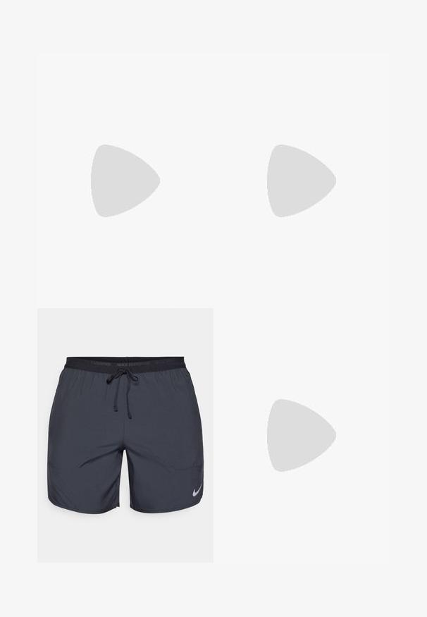 Camiseta de algodón azul claro con cuello redondo y mangas cortas. Presenta un pequeño logo bordado en un tono de azul ligeramente más oscuro. Diseño minimalista.; Pantalones cortos de running de Nike en gris oscuro, con una cintura elástica y un cordón de ajuste, además de un acento del logo plateado en la parte inferior de la pierna derecha.; Zapatilla deportiva blanca con parte superior de malla, sobrecapas de textura suave, acentos en gris, cordones y una suela acolchada diseñada para el rendimiento.; Gafas de sol con montura blanca, detalles grises y lentes espejados azules. Diseño deportivo, forma envolvente y almohadillas para la nariz ajustables.