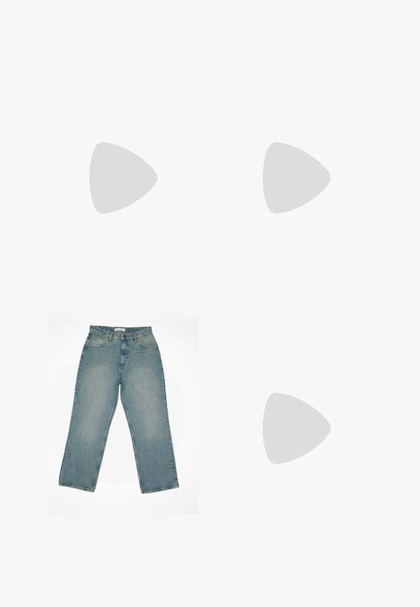 Kamouflage-mönstrad kortärmad tröja i beige, brun och svart med rund halsringning, kraftig struktur och stort tryckt nummer "03."; Ljust blå denimjeans med hög midja och vida ben. Har framfickor, dragkedja och synliga sömmar.; Svarta mockaskor med vita snören och tre vita ränder. Har en rund svart logotyp på tungan och en gumminnedgummisula.; Ring i guldton med ett upphöjt lejonmotiv på en svart bakgrund, inramad av en cirkulär ring med varumärkesnamnet ingraverat.