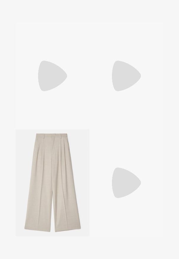 Baum und Pferdgarten JAWO - T-shirt imprimé - mahogany; Pantalons larges beiges avec une texture lisse, dotés de plis à l'avant, d'une taille plate et d'un design ajusté pour une coupe décontractée.; Tongs noires avec une semelle en caoutchouc texturée, deux fines lanières et un détail de logo embossé subtil sur la lanière.; Lunettes de soleil noires surdimensionnées avec des verres ovoïdes, monture en plastique lisse et accents dorés sur les tempes. Les verres sombres offrent une protection contre le soleil.