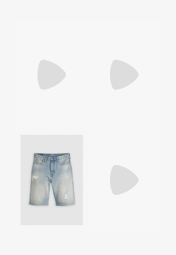 Weißes Poloshirt aus glattem Baumwollstoff, mit klassischem Kragen, einer Drei-Knopf-Leiste und kurzen Ärmeln. Keine Muster oder Akzente.; Hellblaue Denim-Shorts mit hoher Taille, versehen mit abgenutzten Flicken und ausgefransten Kanten. Fünf-Taschen-Design und Metallelemente.; Weiße Flip-Flops mit strukturierter Innensohle, schlanken Riemen und einer mehrfarbigen Akzentlinie an der Sohle. Mit Logo auf dem Riemen.; Schwarze Plastiksonnenbrille mit grünen Gläsern, quadratischen Rahmen, silbernem Akzent auf der Augenbraue und strukturierten Bügeln. Angegebene Marke auf dem inneren Bügel.