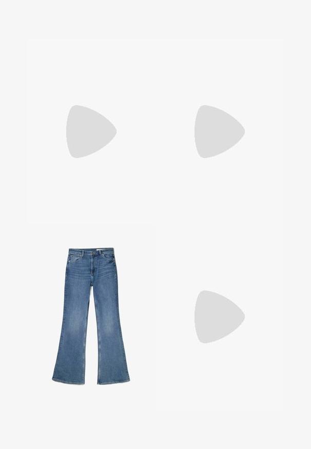 Vit kortärmad topp med marinblå detaljer och en unik lagerdesign. Har en rund halsringning och plisserad struktur längs sidorna.; Uppflutna blå jeans i denim med medelhög midja, fem fickor och blekt utseende med sömnadsdetaljer längs sömmarna.; Röda nätballerinor med spetsig tå, med en tunn rem och spänne. Överdelen har ett öppet, bikupemönster.; Rosa flätad handväska med rund handtag och dragkedja upptill, med en strukturerad yta och diamantmönster över hela.