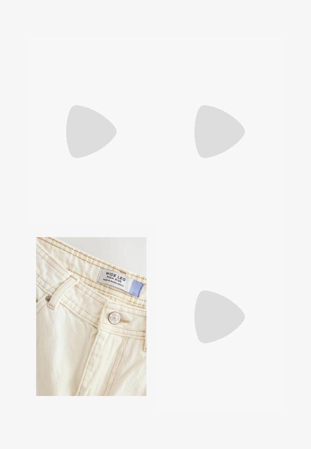 Triibuline pika varrukaga topp valge ja tumesinise värviga, millel on laevakaelus ja mugav lõige. Valmistatud pehmest puuvillasegust materjalist, millel on õmmeldud ääred.; Laia jalgadega, kõrge vöökohtadega teksad, mis on valmistatud pehmest, heledast valgest kangast. Omavad õmmeldud õmblusi ja metallist nööbi, millel on brändi detailid ja silt.; Madala servaga spordijalatsid off-white nahast ja sametist, millel on hõbedane Swoosh logo, perforatsioonidega varvas ja tekstureeritud kummist tallad.; Must mustraskotiga must nahast käekott, millel on struktureeritud disain, kahekohalised ülemised käepidemed ja eemaldatav õlavööt. Omab tekstuurset pinda ja metallaktsente.