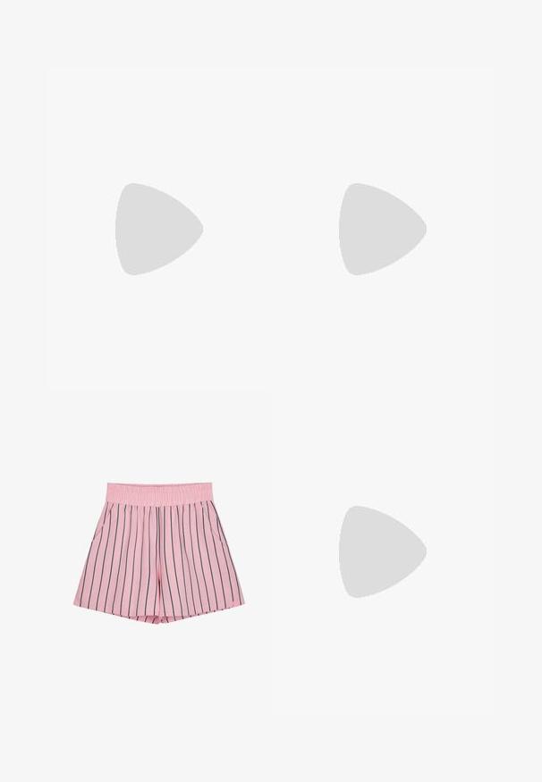 Witte geribde tanktop met ronde halslijn, zijraffing en verstelbare banden aan de onderkant. Gemaakt van een zachte, rekbare stof.; Lichtroze shorts met verticale marineblauwe strepen, elastische tailleband en zijzakken. Gemaakt van een zachte stof met een losse pasvorm.; PULL&BEAR Cowboy-/Bikerlaarzen - taupe; Schildpadbril met een rechthoekige vorm, groengetinte lenzen en gepatterde acetaat montuur. Kenmerkt metalen accenten nabij de lenzen.
