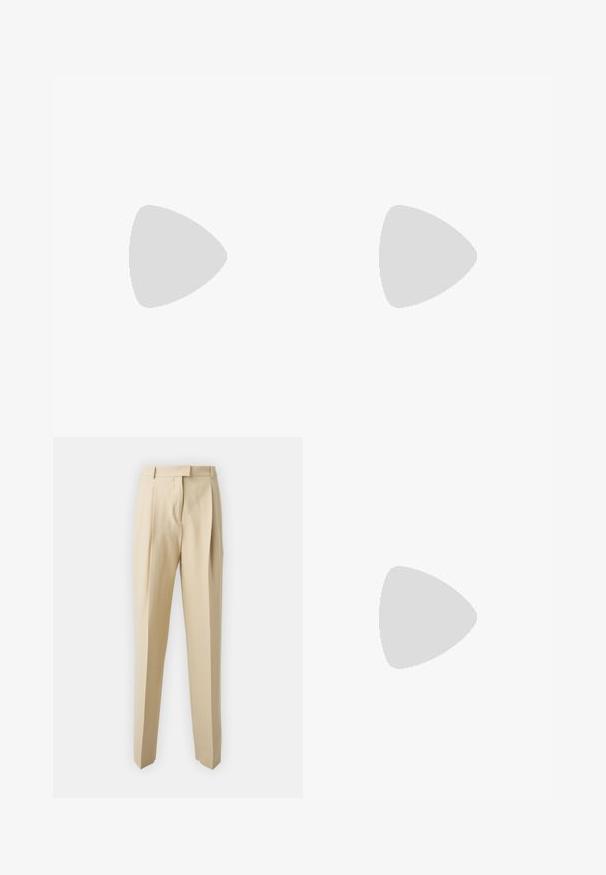 Črna kratkosleeve pletena majica s prosojnim vzorcem, ki ima zeleni in sivi slojeviti dizajn, okroglo izrezan ovratnik in kontrastne temne obrobe.; Bež hlače s krojem ravne nogavice, ki imajo zadrgo, pas ter gladko teksturo. Brez vidnih žepov ali okrasnih elementov.; Črne usnjene pete z ostrim nosom in masivnim kvadrataškim peto. Gladka textura, preprost dizajn, primeren za formalne priložnosti.; Črna usnjena torbica s trikotno obliko, ozkim trakom in srebrnimi dodatki. Ima zadrgo in vtisnjen logotip spredaj.