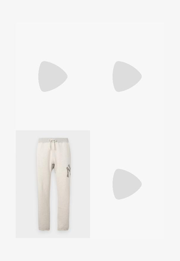 Tamsiai pilkas polo marškinėlis, pagamintas iš minkštos medvilnės. Turi klasikį apykaklę, tris mygtukus ir geltoną siuvinėtą logotipą ant krūtinės.; Šviesiai smėlio spalvos sportinės kelnės su pilku elastingu juosmeniu, raišteliu, šoninėmis kišenėmis ir tamsiai pilku piešiniu kairėje šlaunyje.; Juodas sportinis batelis su tekstūruota viršutine dalimi, ryškus raištelių sistema ir guminis padas. Yra kontrastingas logotipas ir šoninės akcentai.; Juodas juosmens krepšys, pagamintas iš nailono; turi priekinį užtrauktuką, reguliuojamą diržą ir логотипa. Apvalios formos, su lygiu paviršiumi.