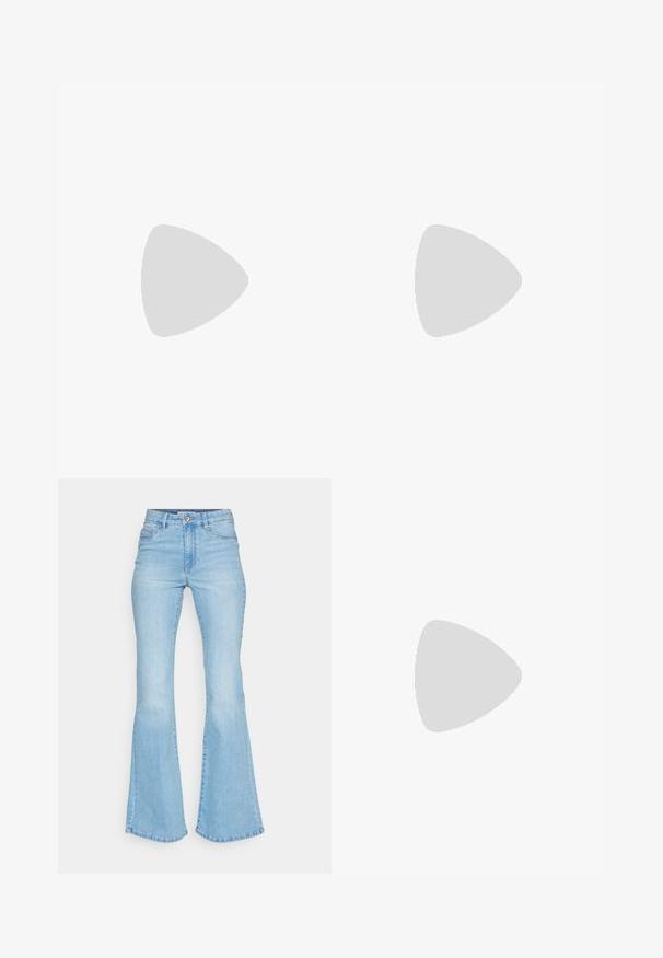 Grå bomull t-skjorte med rund hals, korte ermer og trykt "New Balance Athletics" -logo i blått og hvitt.; Lys blå, utsvingte jeans laget av denim, med høy midje, frontlommer, og en ren finish på bunnene med synlig søm.; Hvite lærsko med lyseblå detaljer, grå semsket tå og brun gummisåle. Har tre blå striper og "Samba" merke.; Metallinnrammede solbriller med ovale grønne linser. Tynn sølvfarget metallramme og svarte øreplugger. Minimalistisk design, ingen synlige logoer.