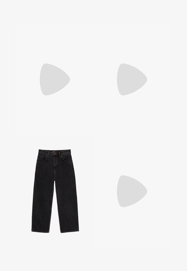 Olijfgroene polo met korte mouwen, gestreepte kraag in groen en lichtblauw, met een witte band waarop "BERLIN SOHO" in het rood staat.; Zwarte wijde jeans gemaakt van denim, met een sluiting met een voorste knop, riemlussen en een klassieke vijf-pocket stijl met subtiele stiksels.; Lichte crèmekleurige sneaker met zwart drievoudig streepdesign, gestructureerde bovenkant, ronde neus en gumrubberen zool. Heeft veters en merklogo op de zijkant.; Bruine transparante rechthoekige zonnebril met groene glazen. Kenmerken zijn onder andere een dik kunststof frame en metalen accenten op de pootjes.