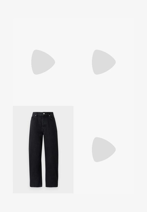 Top bianco a maniche lunghe e cropped realizzato in tessuto liscio. Presenta un collo rotondo e un dettaglio del logo discreto sul petto.; Jeans in denim nero a vita alta e gamba dritta, con cinque tasche, rivetti in metallo e cuciture tono su tono. Texture liscia, design minimalista.; Sneaker bianchi in pelle con suola spessa bianca, accento in suede nero sul tallone e logo impresso sul lato. Design con lacci e sei fori per i lacci.; Occhiali da sole oversize neri dalla forma geometrica, con lenti scure e un dettaglio grigio a contrasto sulla montatura. Logo sul braccio.