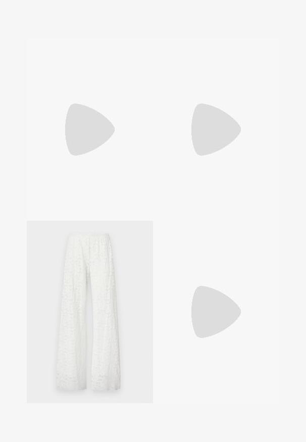Top azul-petróleo drapeado com tecido texturizado, alças ajustáveis com contas e detalhes bordados em cores contrastantes ao longo da bainha.; Calças largas brancas com um cós elástico, apresentando um padrão de renda floral texturizada por todo o tecido.; Salgados de camurça azul-marinho com bico fino e um salto quadrado de altura média. Textura suave com um ligeiro brilho e um pequeno corte na parte da frente.; Lenço de seda com um padrão repetido em azul e preto sobre um fundo branco, emoldurado com riscas em grená e azul nas bordas.