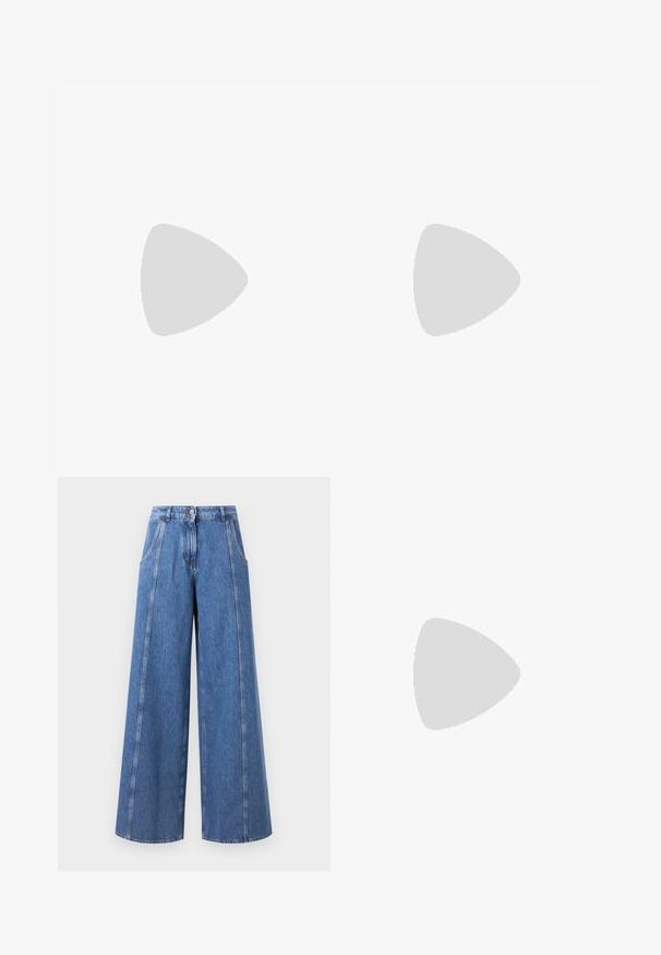 T-shirt en coton blanc avec une illustration graphique colorée de deux figures stylisées aux motifs et accents variés.; Jean en denim bleu à taille haute, à jambe large, avec des détails de couture saisissants et une finition épurée sans poches.; Stuart Weitzman NUDIST II - Sandales à talons hauts - black; Sac à main en simili cuir bleu marine avec un logo en ton doré, fermeture zippée et bandoulière réglable, présentant une texture lisse et une forme rectangulaire.