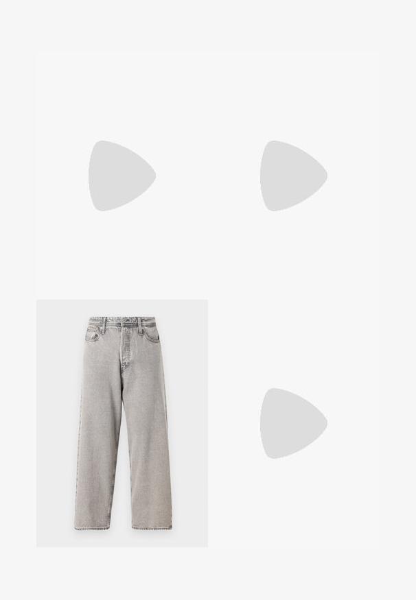 Weißes T-Shirt mit kurzen Ärmeln aus Baumwolle, mit Rundhalsausschnitt und einem leicht verlängerten Rückenteil, sowie einem kleinen Logo-Akzent an der Seite.; Weite graue Jeans aus Denim mit einem ausgewaschenen Finish, fünf Taschen, Gürtelschlaufen und kontrastierenden Nähten. Glatte Textur und gerader Schnitt.; Weiße Leder Sneaker mit grauem Wildlederkapp-, drei horizontalen weißen Streifen, blauen Akzenten und brauner Gummi-Sohle. Strukturiertes Detail auf der Sohle.; Sonnenbrille mit rechteckigen, dunkelgrauen Gläsern, silbernen Metallrahmen und schwarzen Kunststoffenden an den Bügeln. Leichtes Design mit Nasenpads.