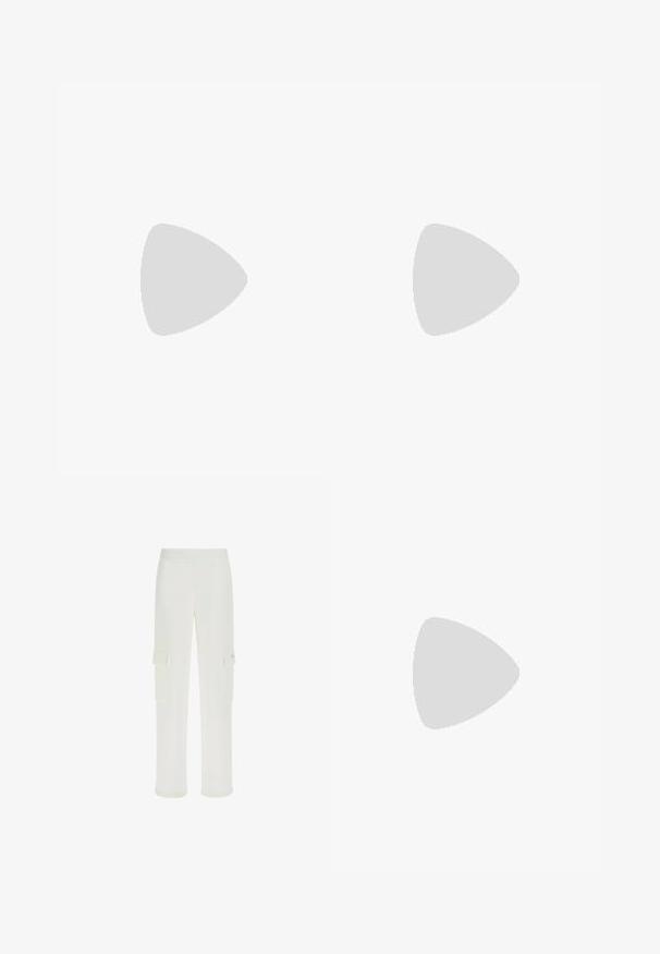 T-shirt turchese con maniche corte e scollatura arricciata, caratterizzata da un accento decorativo dorato. Tessuto morbido e liscio con una vestibilità rilassata.; Pantaloni cargo bianchi realizzati in tessuto liscio, con due tasche frontali a patta e una cintura elastica per il massimo comfort. Design a gamba dritta.; Scarpe slingback nere in pelle con punta affilata, tacco sottile e dettaglio decorativo a fibbia sulla tomaia. Texture liscia e design elegante.; Borsa a righe bianche e nere con una forma strutturata, dotata di manico superiore, tracolla a catena staccabile e dettaglio logo metallico.