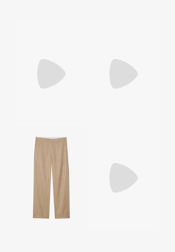 Tricou din bumbac galben, cu gât rotund, mâneci scurte și un logo imprimat pe partea stângă a pieptului, având o textură netedă și un design casual.; Pantaloni bej croiți, cu un model discret în carouri, confecționați dintr-un material ușor, având buzunare laterale și un design drept.; Adidași negri, tip slip-on, cu un superior din plasă respirabilă, vârf rotund și talpă din cauciuc cu amortizare. Prezintă un logo pe lateral.; Ochelari de soare negri cu lentile de culoare maro; formă rectangulară cu un cadru gros, inclusiv accente hardware subtile pe mânere.; Brățară din piatră vulcanică neagră, cu mici perle rotunde cu o suprafață texturată, complementată de un accent metalic rectangular mic.