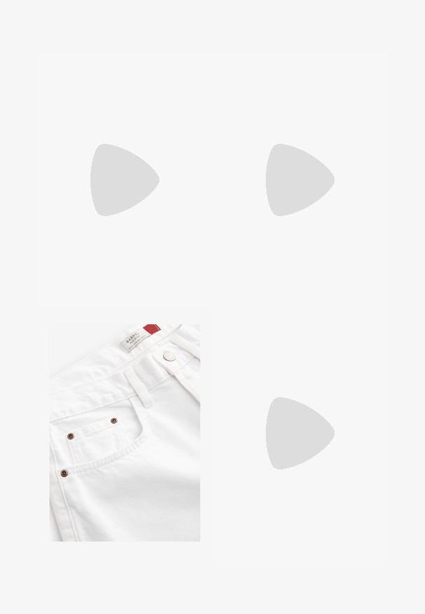 Črno-bela t-shirt majica z navitjem, okroglo izrezana in s kratkimi rokavi. Vodoravne črte se enakomerno izmenjujejo, kar ustvarja izrazit dizajn.; Bele hlače iz belega jeansa s srednjim pasom, petimi žepi in kovinskimi dodatki v bakreni barvi. Teksturna tkanina z našitimi podrobnostmi.; Črne lakirane slingback čevlje s koničastim nosom, izrezanimi stranicami, nastavljivim gležnjarjem in tankim, elegantnim peto.; Črne pravokotne sončna očala z temnimi lečami, sijajna površina, široka ročaja in masiven okvir. Vgravirano ime blagovne znamke na eni ročaji.; Zlata digitalna ura s pravokotnim okvirjem, LCD zaslonom, jeklenim pasom in gumbi na strani. Ima oznako o vodoodpornosti.