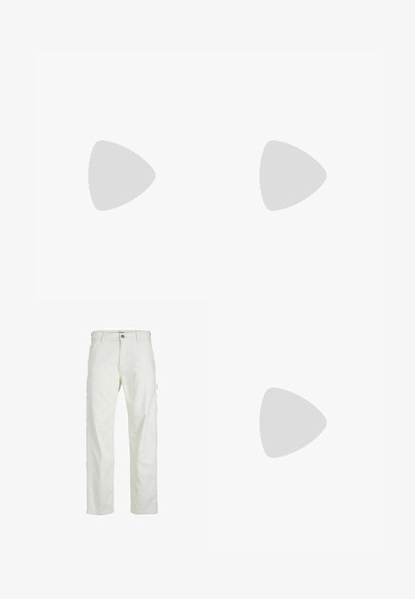 Polo din material terry de culoare bleumarin, cu decolteu în V, mâneci scurte și un logo alb pe partea stângă a pieptului, având o textură moale.; Pantaloni cargo albi cu o croială relaxată, închidere frontală cu nasture și multiple buzunare pe laterale, confecționați din material de bumbac durabil.; Tenisi din suede bej cu vârf rotund, sistem de șireturi în față și un accent texturat în spate. Talpa albă din cauciuc oferă un contrast. Design simplu și modern.; Geantă crossbody bej cu o textură mată netedă, formă rectangulară, curea neagră ajustabilă și un buzunar frontal cu fermoar. Marcaj cu "PIER ONE."