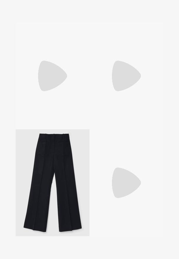 Weißes Tanktop aus weichem Stoff. Mit dem Text "SHADOWBANNED" in hellgrau über die Brust. Schlichtes, ärmelloses Design.; Schwarze weite Hosen aus glattem Stoff, mit hoher Taille, zwei Gesäßtaschen und dezenten Vorderfalten für zusätzliche Form.; Schwarze Leder-Slingback-Pumps mit spitzem Zehenbereich, dünnem Knöchelriemen und Stiletto-Absatz. Verfügt über ein geknotetes Detail auf dem Blatt.; Olivenfarbene Wildleder-Tote mit einem geometrischen Nahtmuster, grauen Ledergriffen und einem goldenen Logo an der Unterseite. Weiche Textur, geräumiges Design.