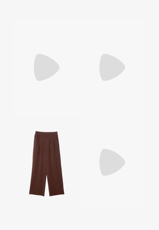 Stradivarius ASYMMETRICAL  - Top s dlouhým rukávem - white; Hnědé široké nohavice s elastickým pasem, zdobené sklady a měkkou texturou, vyrobené z lehkého materiálu.; Baleríny s leopardím vzorem a špičatou špičkou, textilní materiál, pásek kolem kotníku a hladký černý interiér. Nízký černý podpatek pro stabilitu.; Měkká hnědá kabelka ve stylu hobo s jedním širokým popruhem a zakřiveným horním otvorem, vystavená na bílém pozadí.