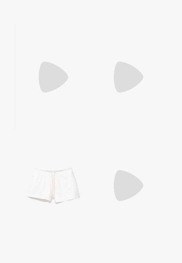 T-shirt bianco a maniche corte realizzato in cotone morbido. Presenta un collo rotondo e orlo dritto, senza fantasie né decorazioni.; Pantaloni corti bianchi in cotone con vita elasticizzata e lacci, caratterizzati da una texture liscia e privi di motivi o accenti aggiuntivi.; Stivale alla caviglia in suede beige con suola platform, punta rotonda e dettagli di cucitura; presenta un inserto sul retro per una facile calzata.; Borsa a spalla in finta pelle marrone con forma curvata, cuciture minime e un accento in metallo dorato. Presenta una chiusura con zip superiore e una tracolla regolabile.