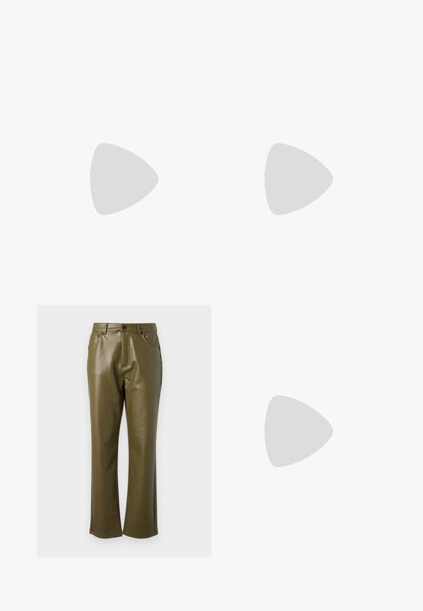 Bela bombažna majica s kratkimi rokavi z lavandastim logotipom "LEVI'S®" in cvetličnimi detajli. Klasičen kroj s okroglim izrezom.; Hlače iz olivno zelene umetne usnjene tkanine s ravnim krojem. Imajo sprednje žepke ter zadrgo in kovinsko gumbasto zapiranje. Gladka struktura.; Modre semiš sandale z dvema nastavljivima trakama in srebrno strojno opremo, ki imajo debelo črno platformo z rumenimi šivi.; Črna usnjena torbica s ukrivljeno obliko, z odstranljivo naramnico in zlatimi dodatki. Torbica ima pokrov s podrobnostmi v obliki zaponke.