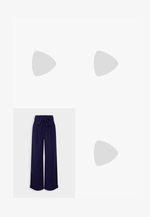 Sinine mustriline blouse, millel on kolmveerandvarrukad, V-kaelus ja nup Closure. Kerge kangas tekstuurse mustriga ja kokku tõmmatud mansetid.; Anna Field Püksid - dark blue; Mustad läikivad nahast slingback-kõrged kontsad, millel on terav nina, ümar lõikekujundus ja blokknina. Omab kuldset nupu aktsenti.; Must musta kott, millel on struktureeritud kuju, sile tekstuur ja metallist klamber. Kombineeritud laiate mustade pükstega ja avatud varvaste sandaalidega puidust põrandal.