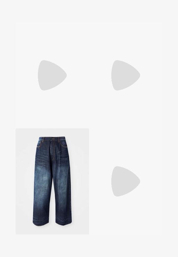 Črna majica s kratkimi rokavi iz mehkega, lahkega blaga z klasičnim okroglim izrezom. Enostaven, navaden dizajn brez vzorcev ali dodatkov.; Temno modri kavbojski široki hlače imajo visok pas, kontrastno šivanje, sprednje žepe in gladko površino s rahlim zbledelostjo.; Črne usnjene oblečne čevlje s krožno konico, zavezovanje z vezalkami in nizko plastiko. Gladka tekstura z minimalnimi šivi.; Srebrna verižica z obeskom v obliki planeta, okrašena z majhnimi detajli in zapletenimi vzorci.