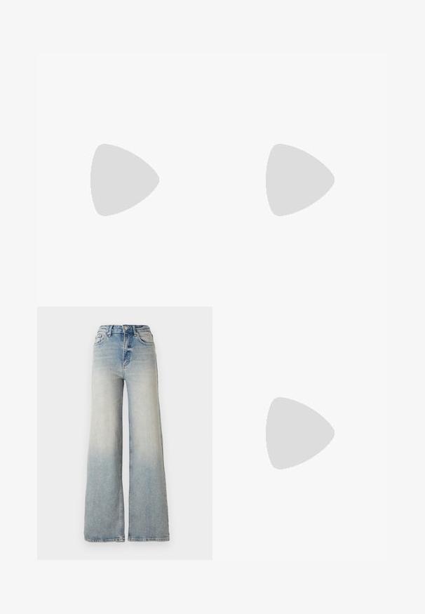 T-shirt nera a maniche corte realizzata in tessuto morbido, con scollatura rotonda e vestibilità rilassata, con dettagli di orlo cuciti.; Jeans ampi di colore blu chiaro in denim, con vita alta, cinque tasche e cuciture visibili lungo le cuciture.; Stivaletti in pelle nera alla caviglia con punta rotonda, lace-up frontale e suola in gomma spessa con battistrada textured. Tassello sul retro.; Orecchini a cerchio color oro, sottili e rotondi, con una finitura metallica liscia e senza decorazioni o motivi.