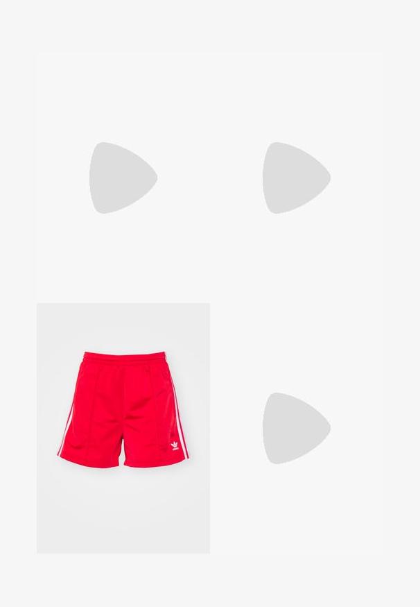 Camiseta blanca de algodón con ilustraciones en contorno azul de dos querubines en poses juguetonas, con cuello redondo, mangas cortas y un ajuste relajado.; Pantalones cortos deportivos rojos con cintura elástica, que presentan franjas laterales blancas y un logo bordado en la parte inferior izquierda. Textura suave.; Zapatos de charol negros de tacón alto con dos correas con hebillas, puntera cuadrada y tacón grueso. Textura suave con un acabado brillante.; Even&Odd Gafas de sol -  light pink; BALAGAN HUG - Bolso de mano - black